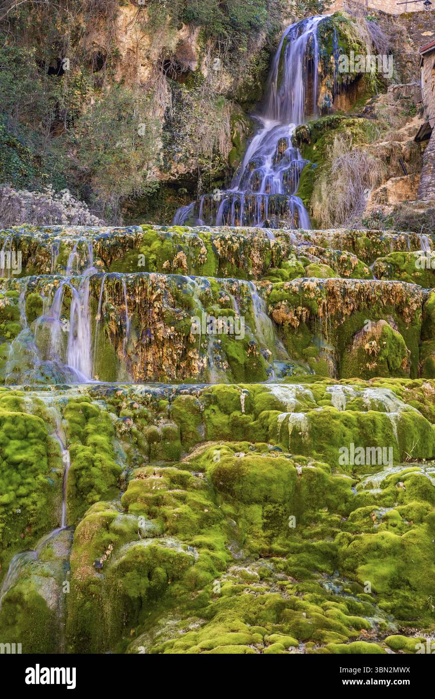 Cascata Orbaneja del Castillo, punto di interesse geologico, Orbaneja del Castillo, Villaggio medievale, Comarca del Paramo, Valle di Sedano, Burgos Foto Stock