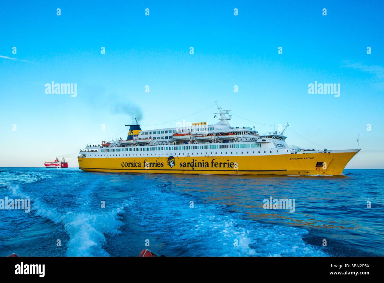 FRANCIA. HAUTE-CORSE (2B) PORTO DI BASTIA. IL TRAGHETTO SARDINIA REGINA, CORSICA FERRIES, ALL'ARRIVO AL PORTO (SULLO SFONDO, IL PASCAL PAOLI FER Foto Stock
