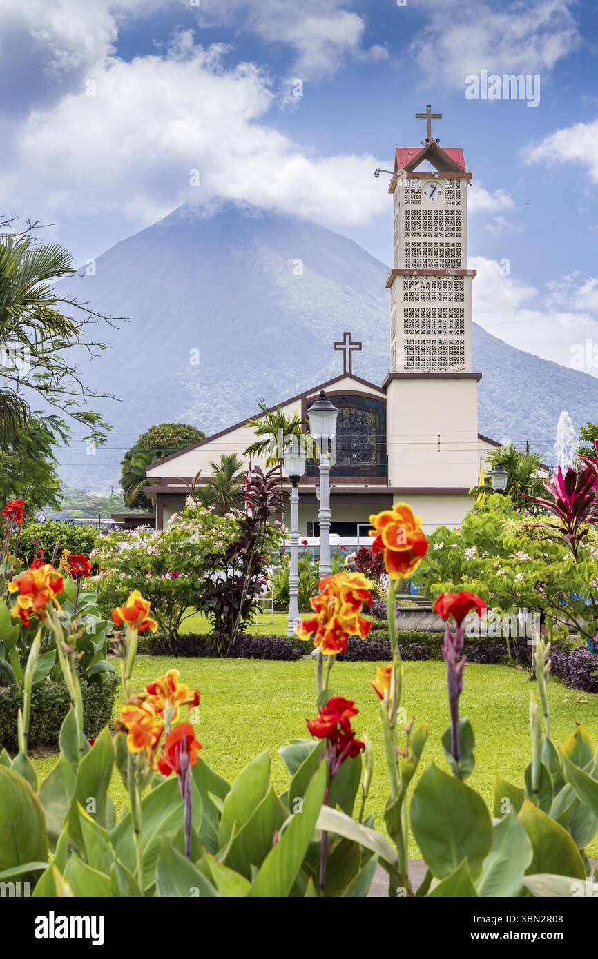 Chiesa di la fortuna de San Carlos parco e fiori in Costa Rica America centrale Foto Stock