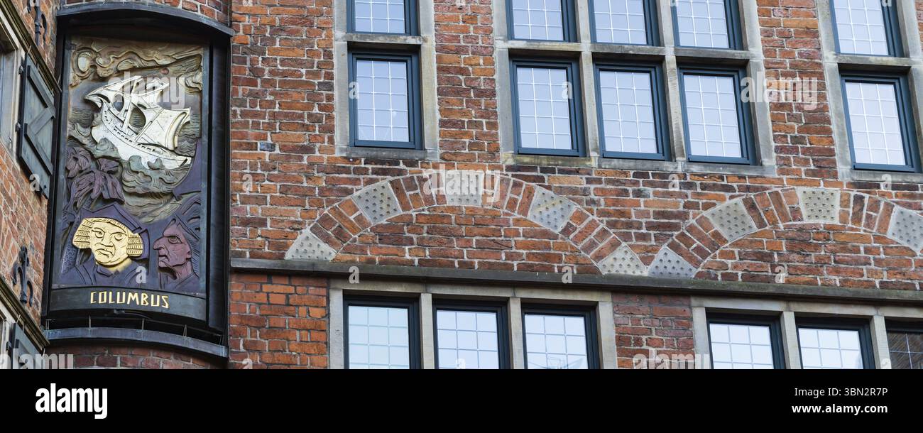 Brema, Germania - Novemeber 13, 2022: Glockenspiel Casa con carrillo e ritratti rotanti di personaggi famosi che si sussultano tre volte al giorno a Brema in G. Foto Stock