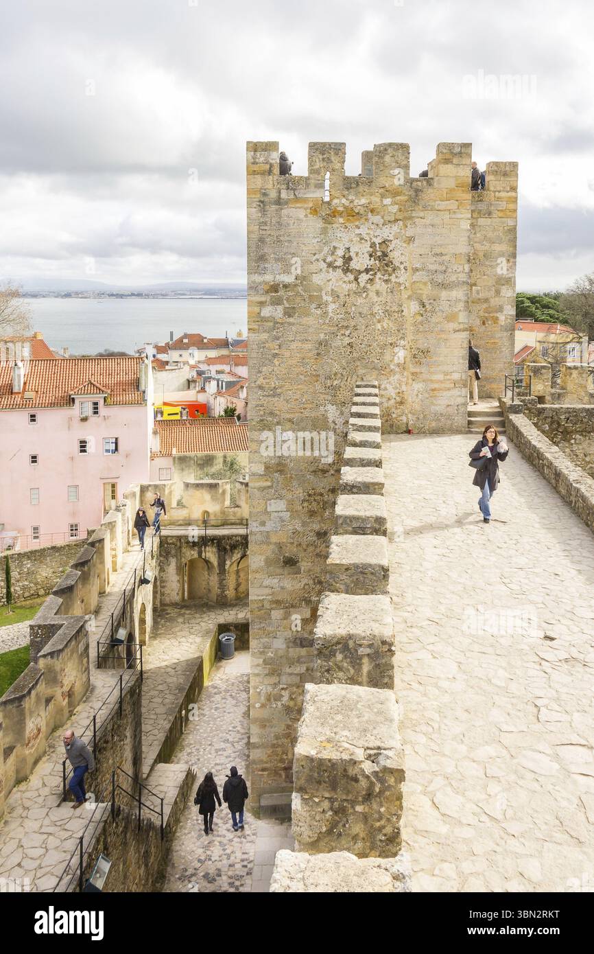Lisbona, Portogallo - 4 marzo 2016: Turisti che camminano sul Castelo de San Jorge o San Giorgio a Lisbona, Portogallo, Europa Foto Stock