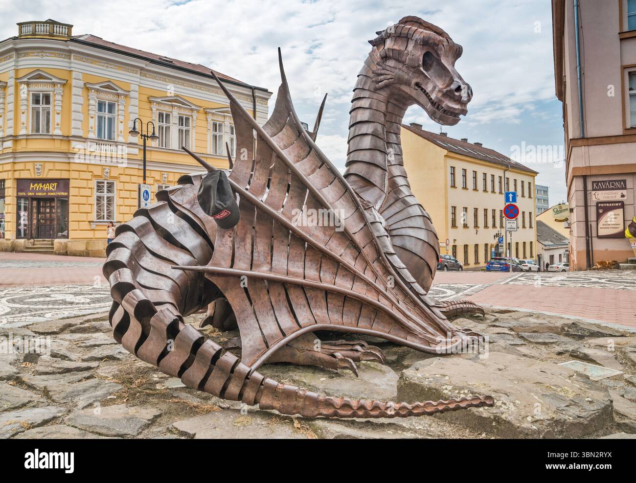 Pohadkovy drak (Drago della fiaba) scultura di Jiri Kmosek in via Husova a Jičín, Repubblica Ceca Foto Stock