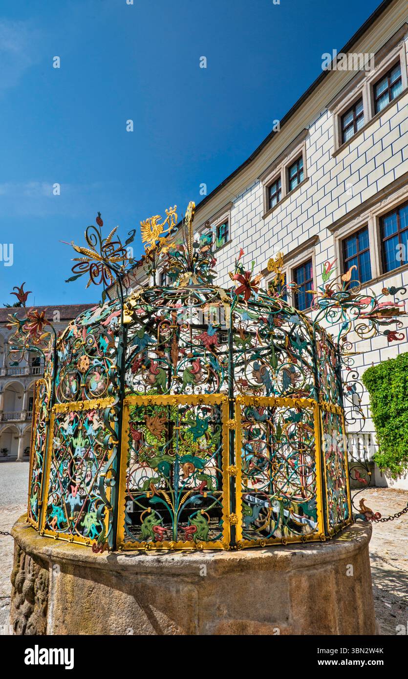 Pozzo d'acqua, recinzione in ferro battuto, cortile del castello e del palazzo, stile rinascimentale, a Jindřichův Hradec, regione della Boemia meridionale, Boemia Cechia Foto Stock