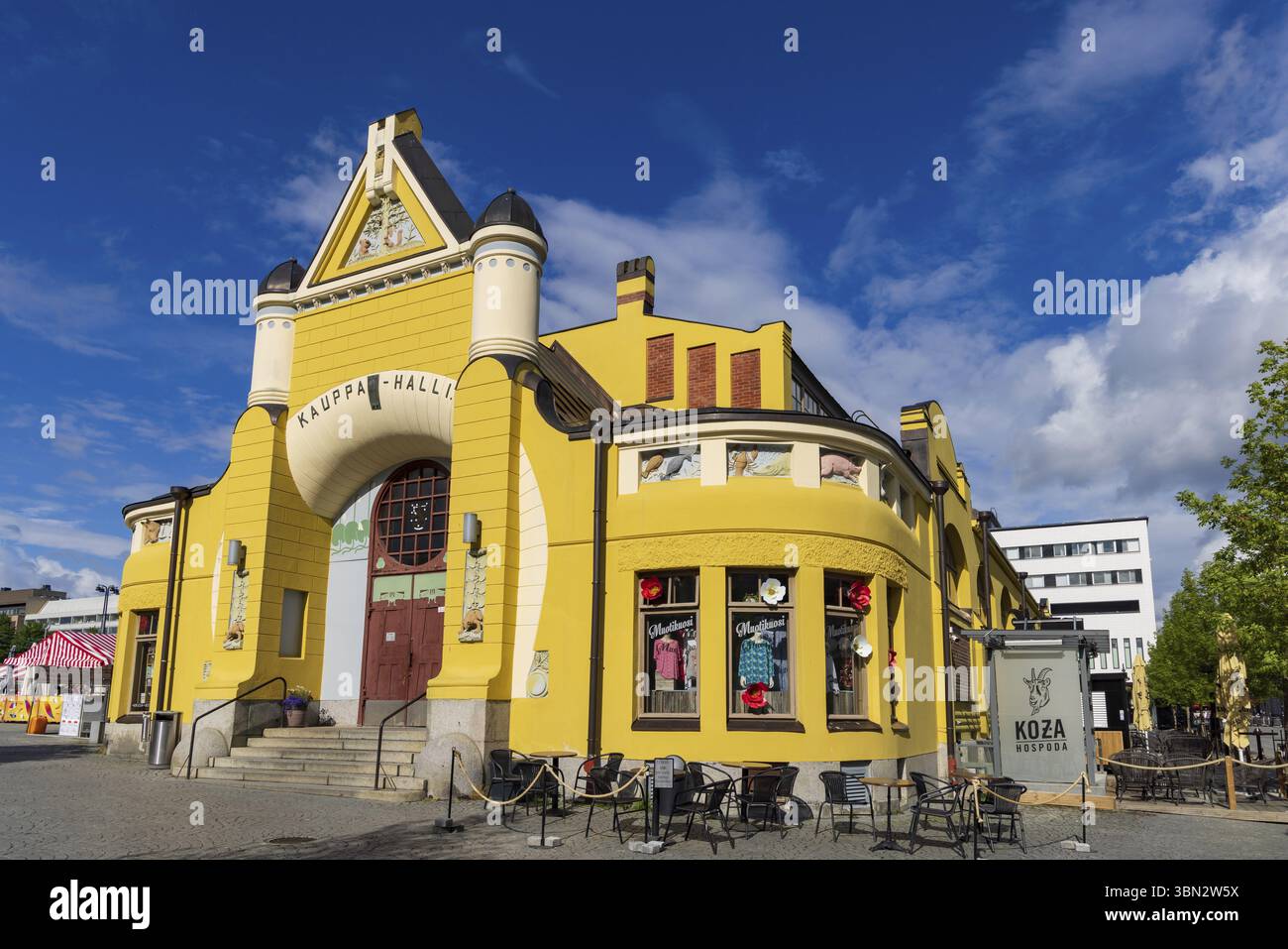 Kuopio, Finlandia - 9 giugno 2022: Colorato mercato Kaupa halli nella piazza del mercato nel centro di Kuopio in Savonia in Finlandia Foto Stock