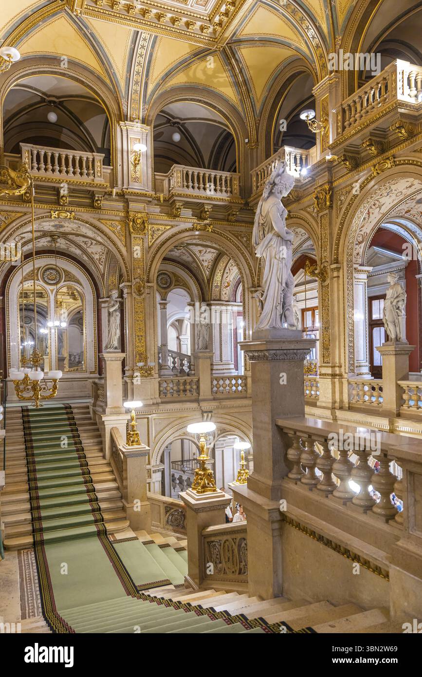 Vienna, Austria - 8 settembre 2024: Atrio e loggia del Teatro dell'Opera di Vienna a Vienna in Austria Foto Stock