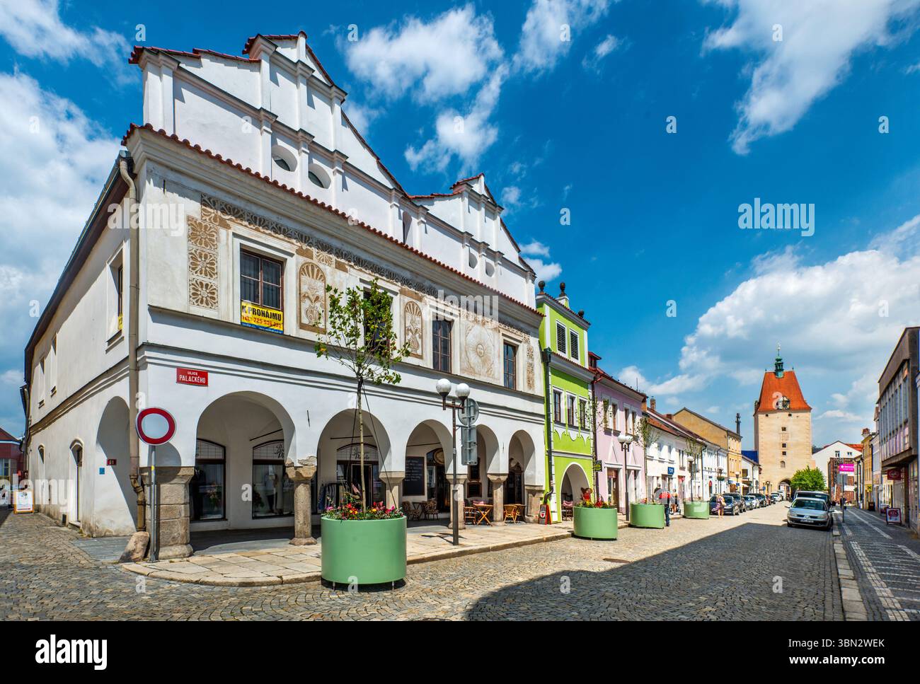 Via nel centro della città di Pelhřimov, regione di Vysočina, Boemia, Repubblica Ceca Foto Stock