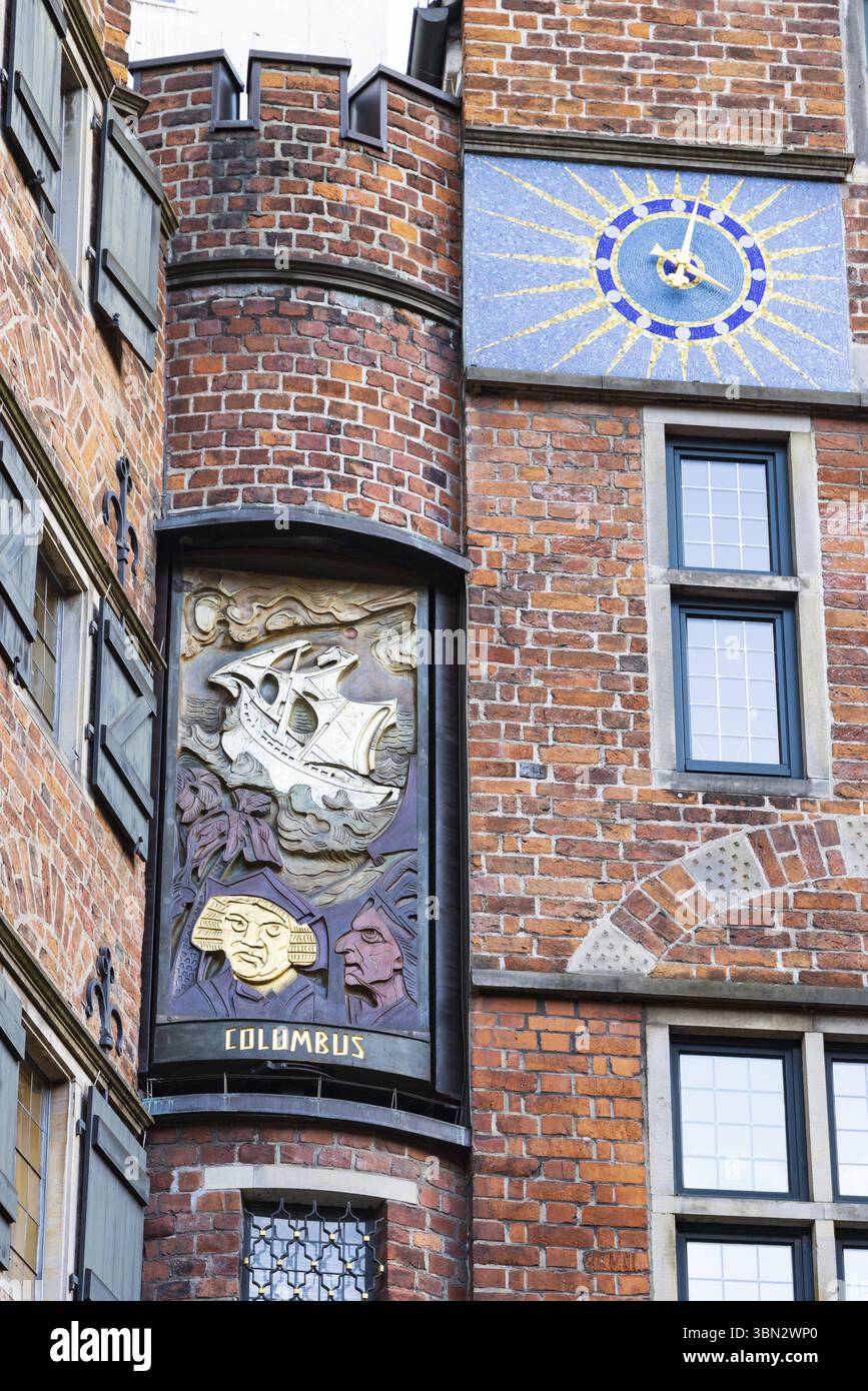 Brema, Germania - Novemeber 13, 2022: Glockenspiel Casa con carrillo e ritratti rotanti di personaggi famosi che si sussultano tre volte al giorno a Brema in G. Foto Stock