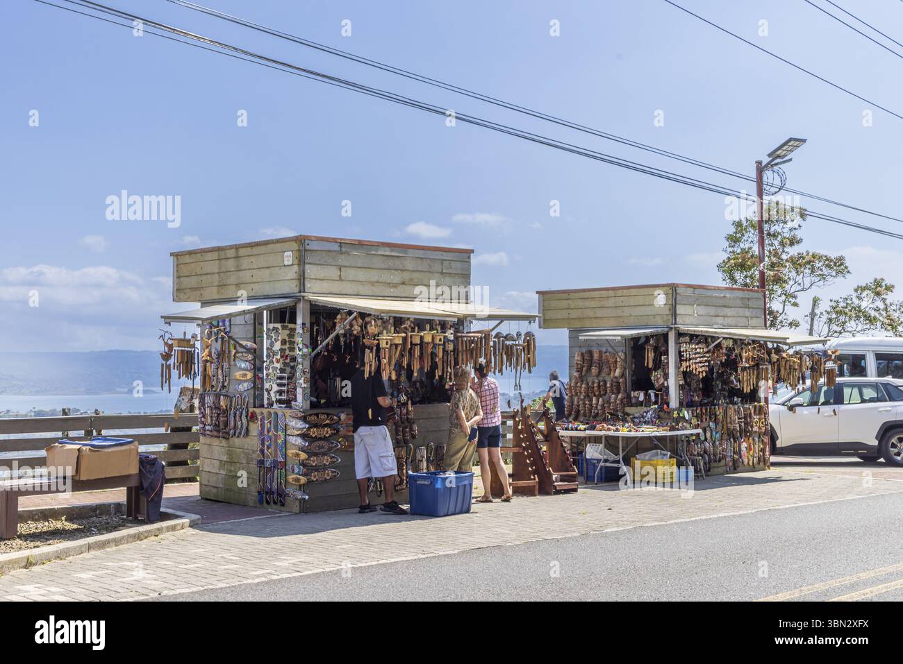 Tilaran, Costa Rica - 9 marzo 2024: Chiosco Souvernir lungo la strada al punto panoramico Mirador Tilaran di Laguira de Arsenal in Costa Rica America centrale Foto Stock