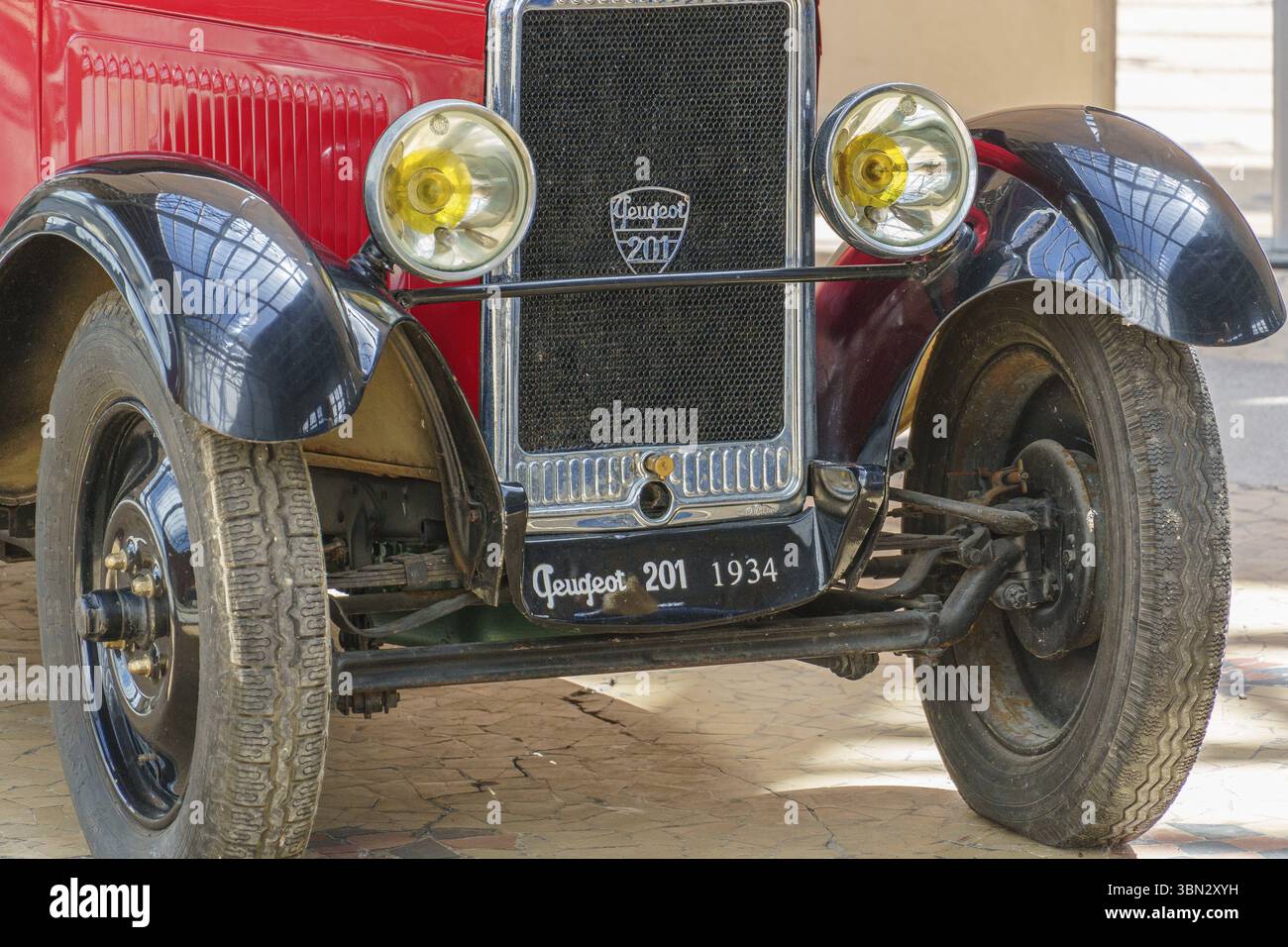 Vista frontale di un'auto d'epoca rossa del 1934 con fari gialli e design elegante, Cherbourg, Normandia, Francia, Europa Foto Stock