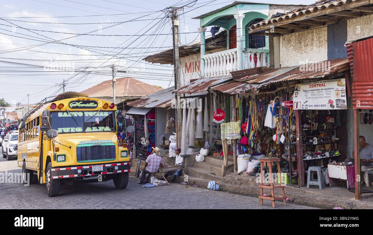 Juilgalpa, Nicaragua - 12 marzo 2024: Grande autobus pubblico giallo tra Juilgalpa e sant tomas che attraversa la piccola strada principale della capitale Juilgalpa Foto Stock