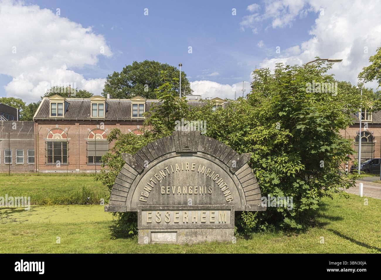 Veenhuizen, Paesi Bassi - 8 luglio 2024: Vista frontale e ingresso della prigione di Esserheem nei Paesi Bassi. La prigione è ancora in uso Foto Stock