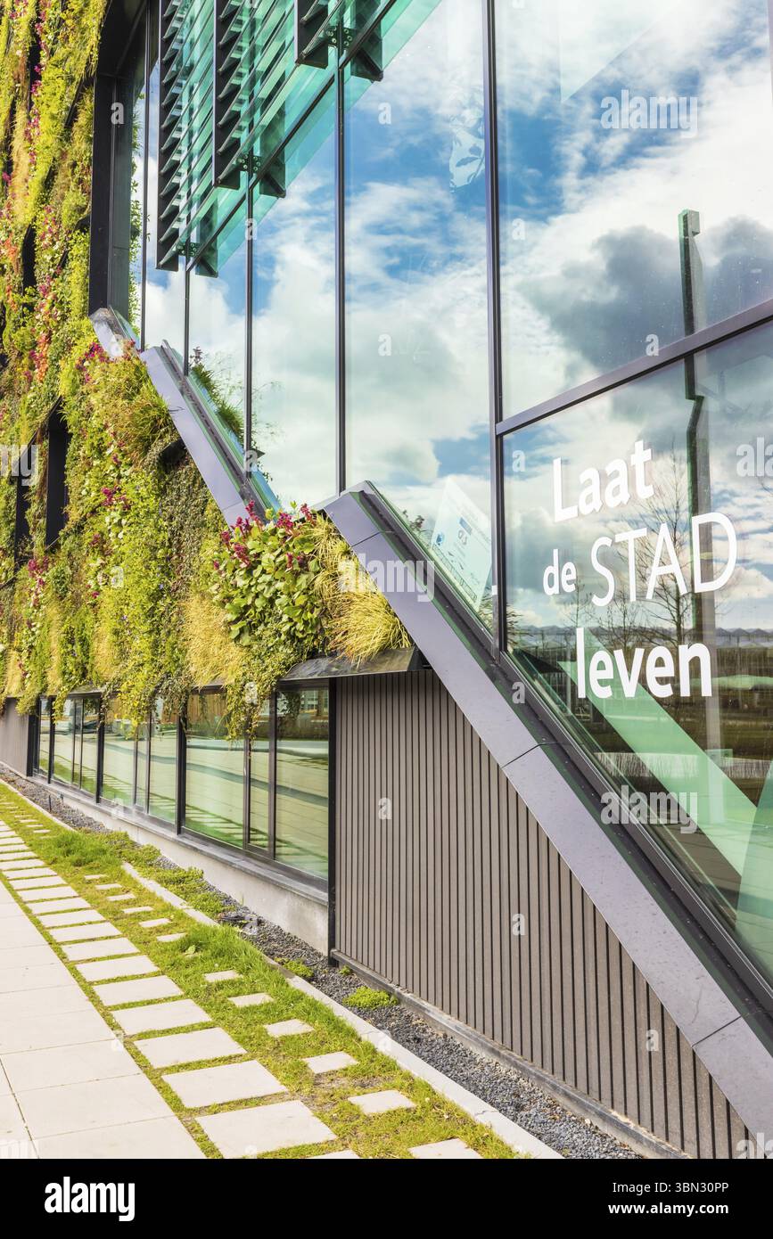 Almere, Paesi Bassi - 3 aprile 2022: Scuola superiore verde Aeres all'ingresso del Floriade Expo 2022 città verdi in crescita ad Almere Amsterdam il Nether Foto Stock