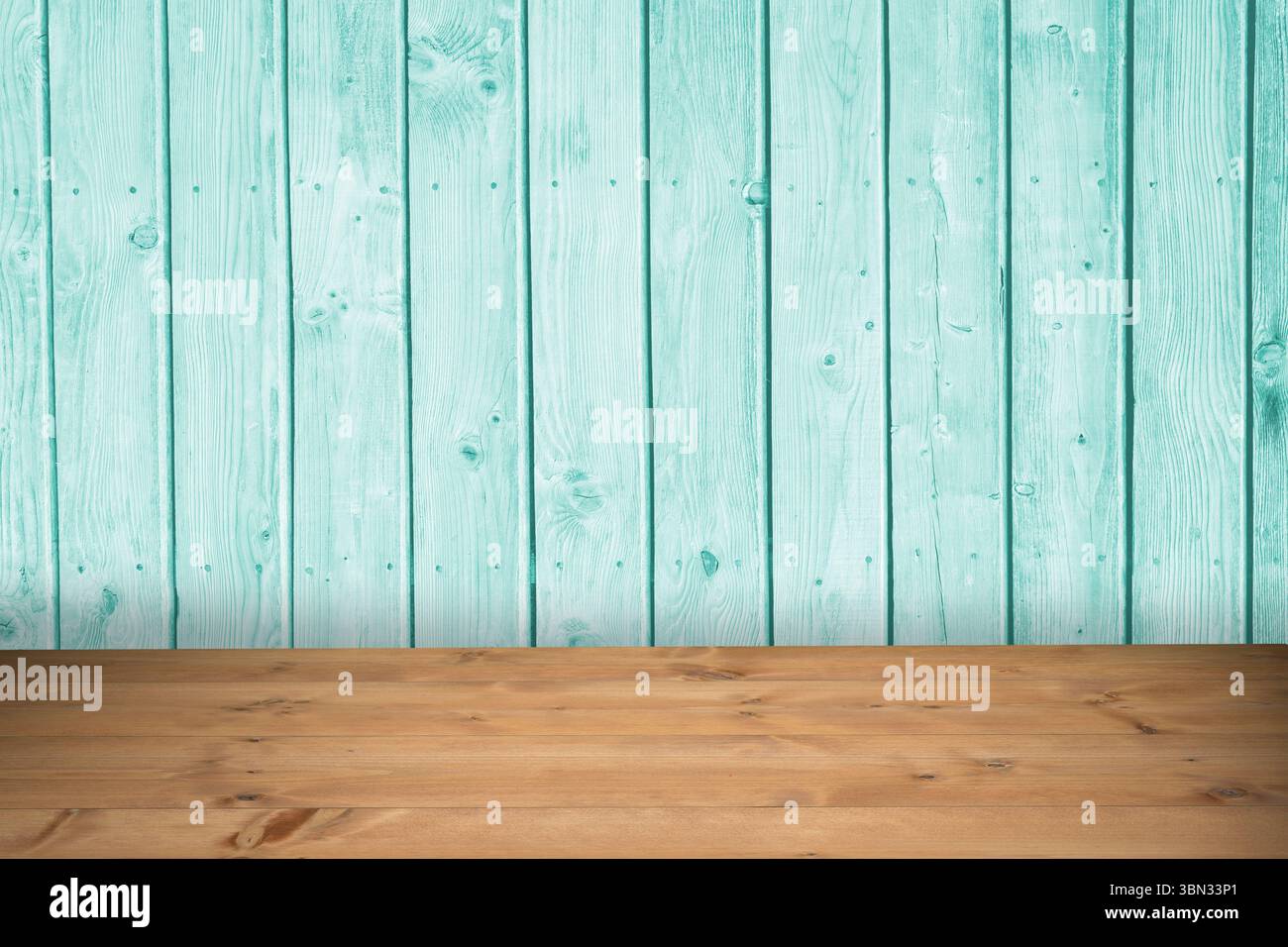 Il piano portapaziente in legno a tutta larghezza appare negli interni dal design piatto, con pareti con piano turchese Foto Stock