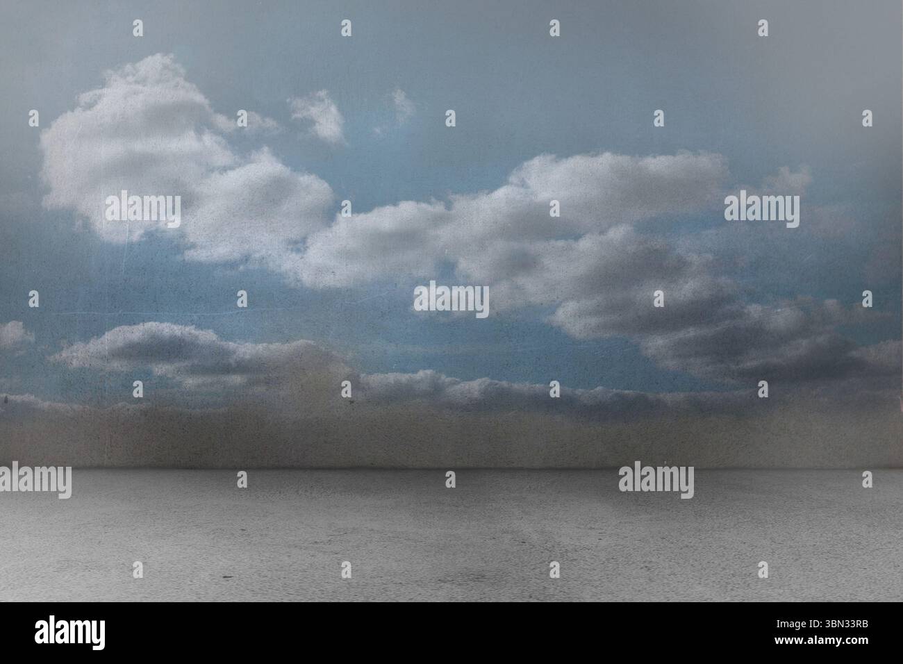 Il paesaggio marino dal design piatto mostra un tranquillo oceano ondulato che incontra un cielo parzialmente nuvoloso con toni tenui Foto Stock