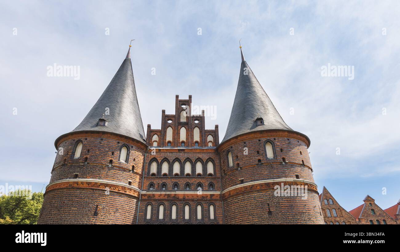 Vista sulla storica porta della città di Holstentor, caratteristico edificio antico a Lubecca, nello Schleswig-holstein, nel nord della Germania Foto Stock