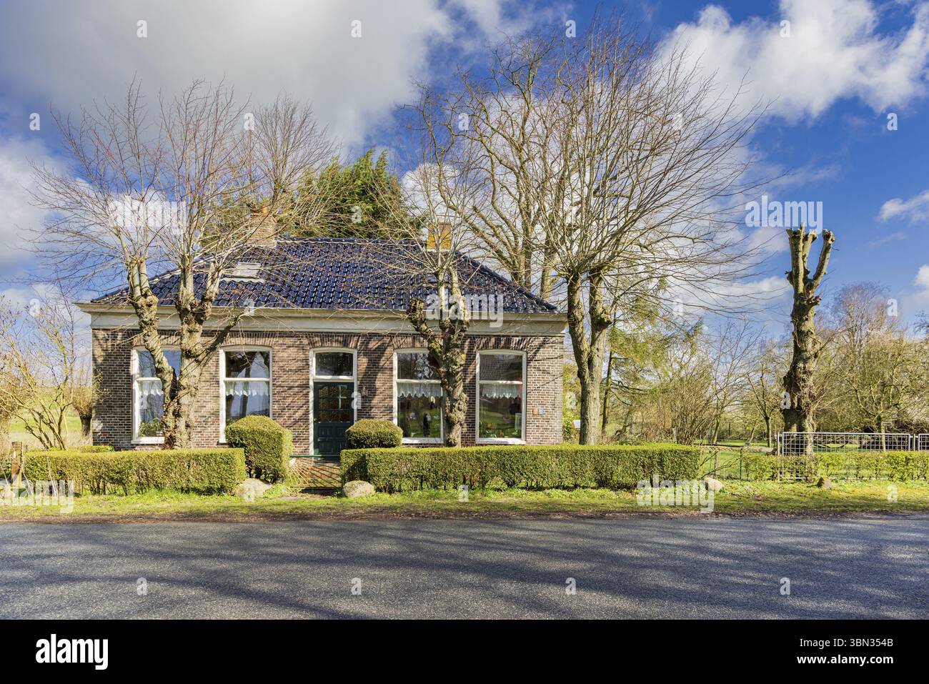 Pittoresca casa con spaliers nel piccolo villaggio Dorkwerd municipalità Groningen in Olanda Foto Stock