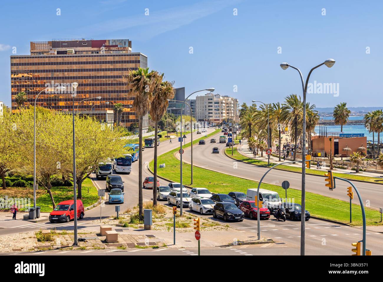 Incrocio con auto in attesa al semaforo su una strada della città a Palma di Maiorca Foto Stock