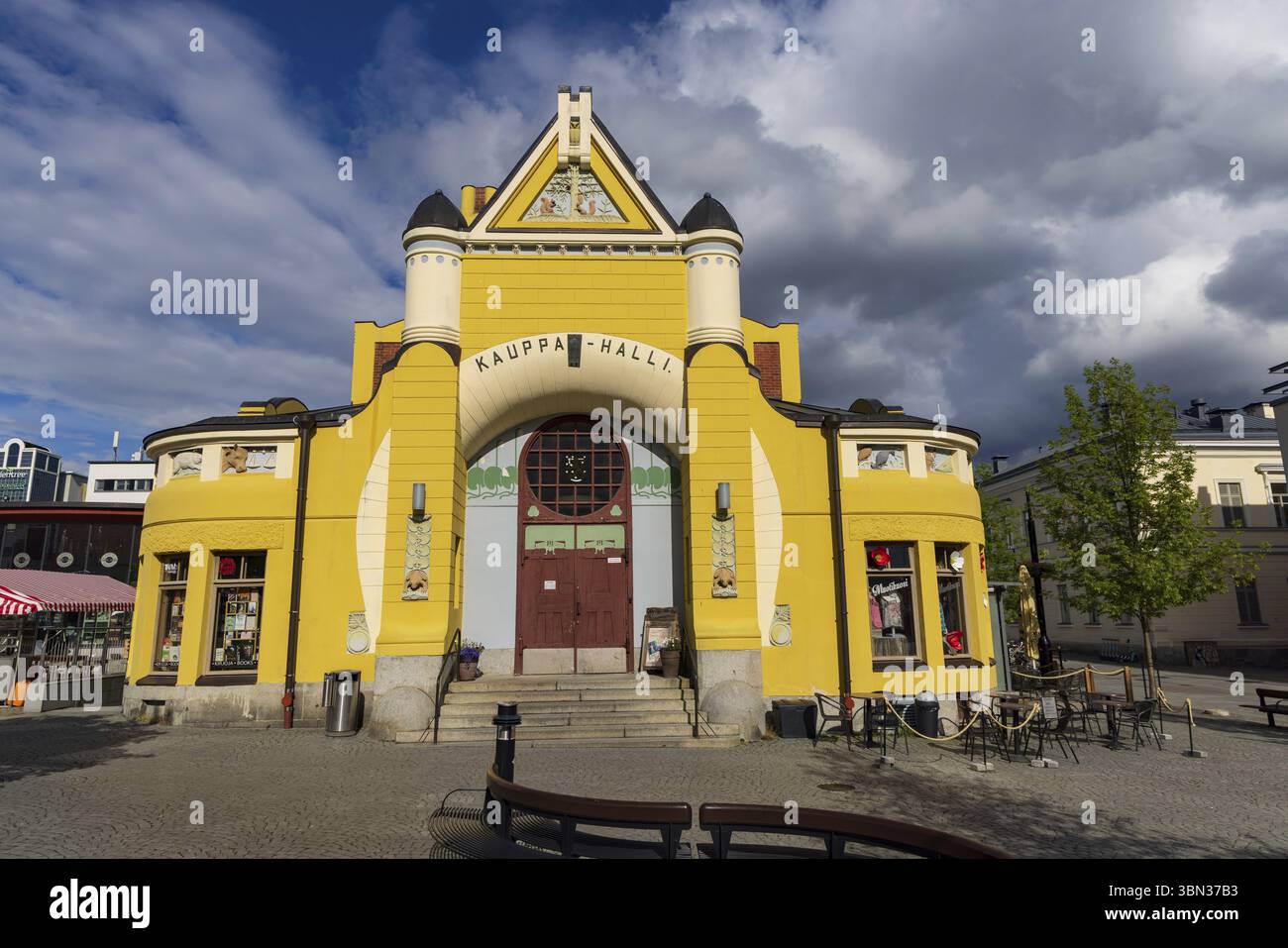 Kuopio, Finlandia - 9 giugno 2022: Colorato mercato Kaupa halli nella piazza del mercato nel centro di Kuopio in Savonia in Finlandia Foto Stock