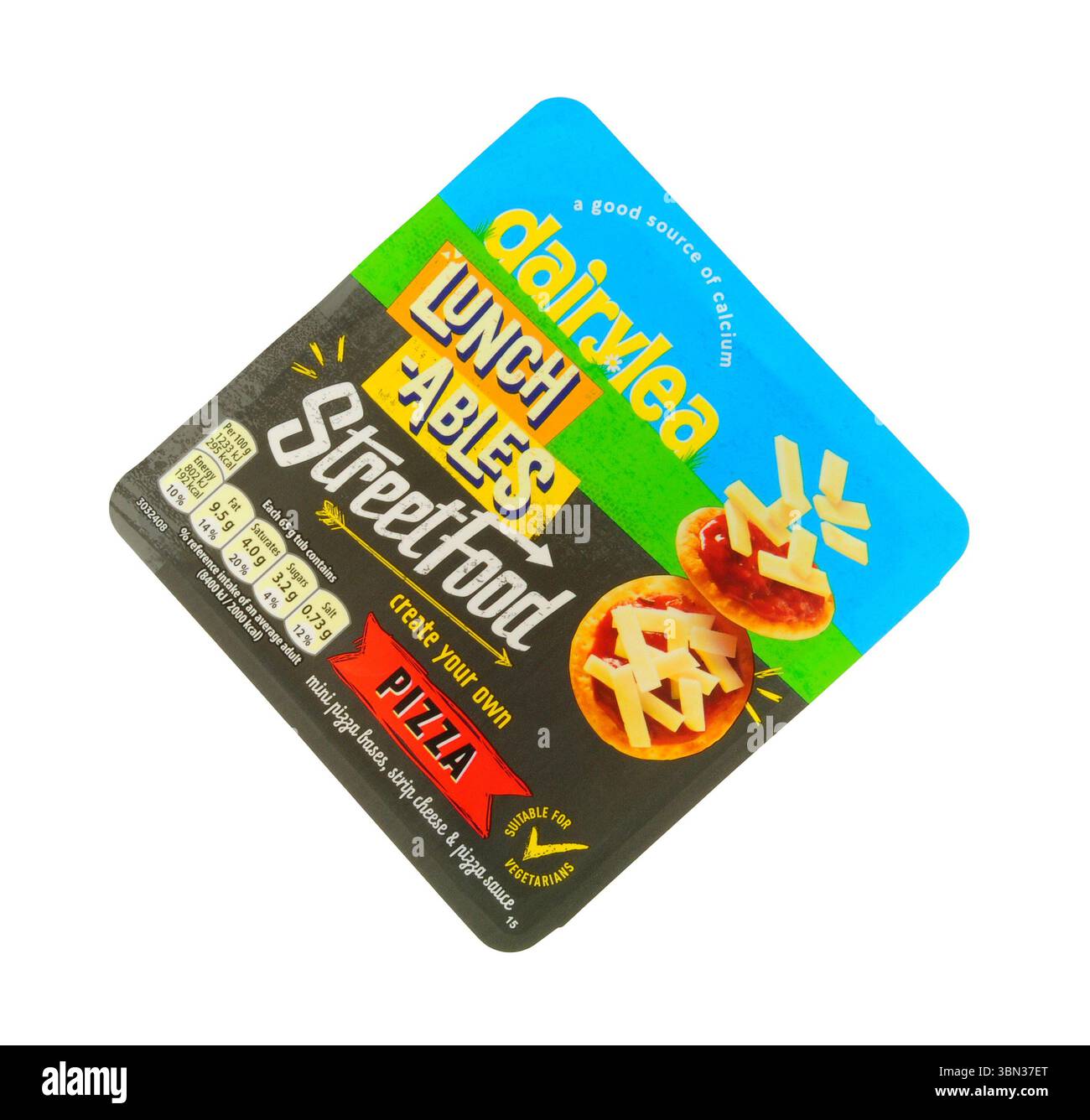 Pranzo Dairylea cibo di strada pizza snack al gusto di pizza contenente mini basi per pizza salsa piccante e striscia di formaggio Dairylea Foto Stock