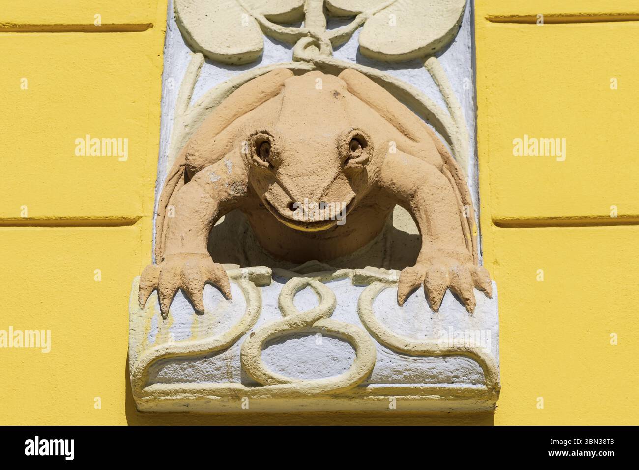 Kuopio, Finlandia - 9 giugno 2022: Scultura di rana presso il Market Hall Kaupa halli nella piazza del mercato nel centro di Kuopio nella Savonia settentrionale in Finlandia Foto Stock