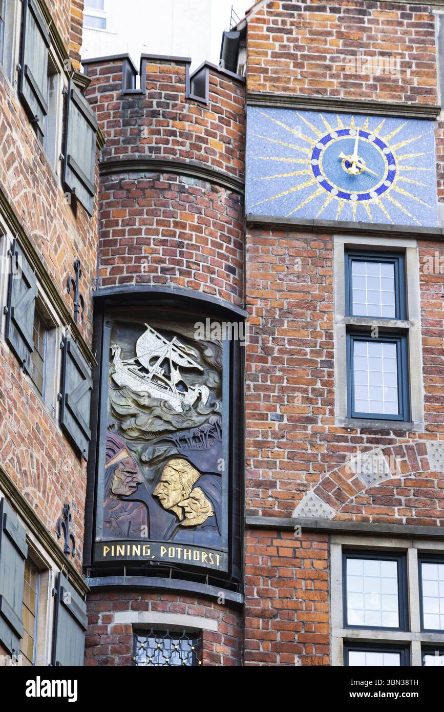 Brema, Germania - Novemeber 13, 2022: Glockenspiel Casa con carrillo e ritratti rotanti di personaggi famosi che si sussultano tre volte al giorno a Brema in G. Foto Stock