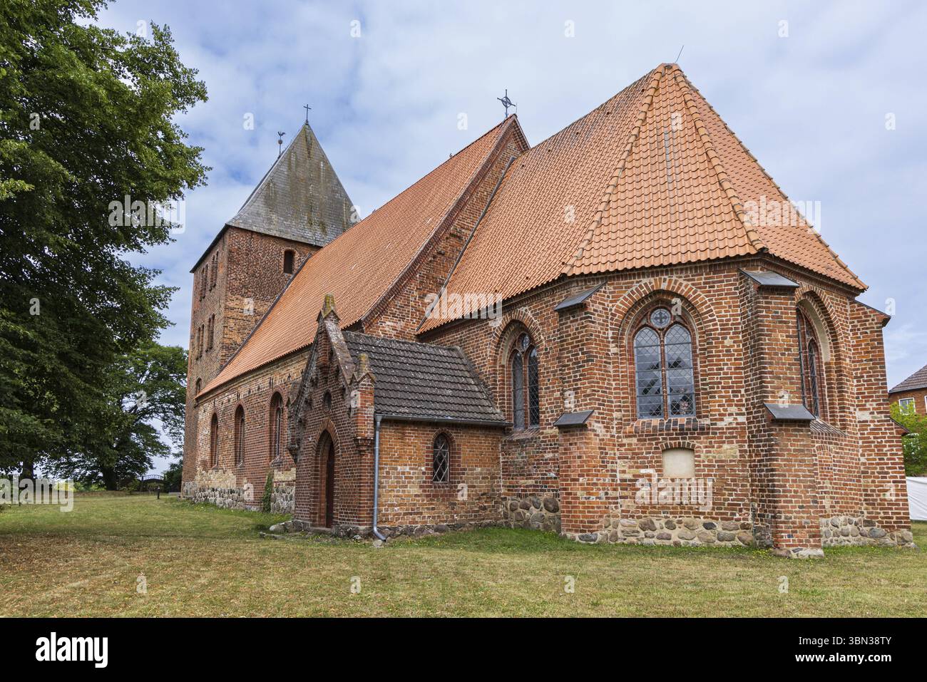 Chiesa di Schlagsdorf a Meclemburgo-Pomerania anteriore, in Germania, al confine tra l'ex Germania orientale e quella occidentale durante la guerra fredda Foto Stock