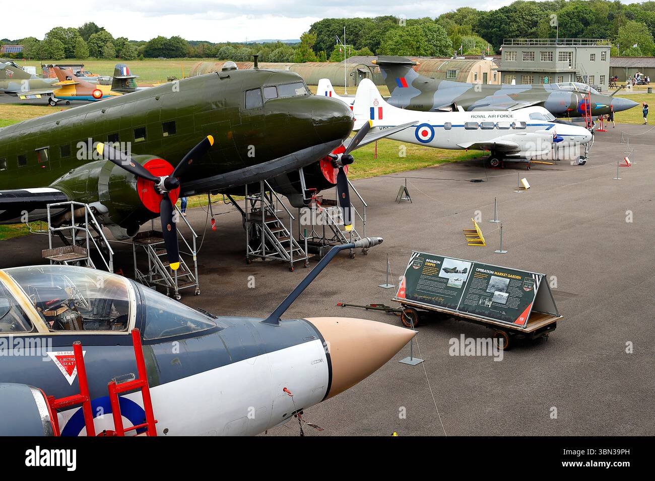 Una collezione di aerei conservati presso lo Yorkshire Air Museum nel North Yorkshire, Regno Unito Foto Stock