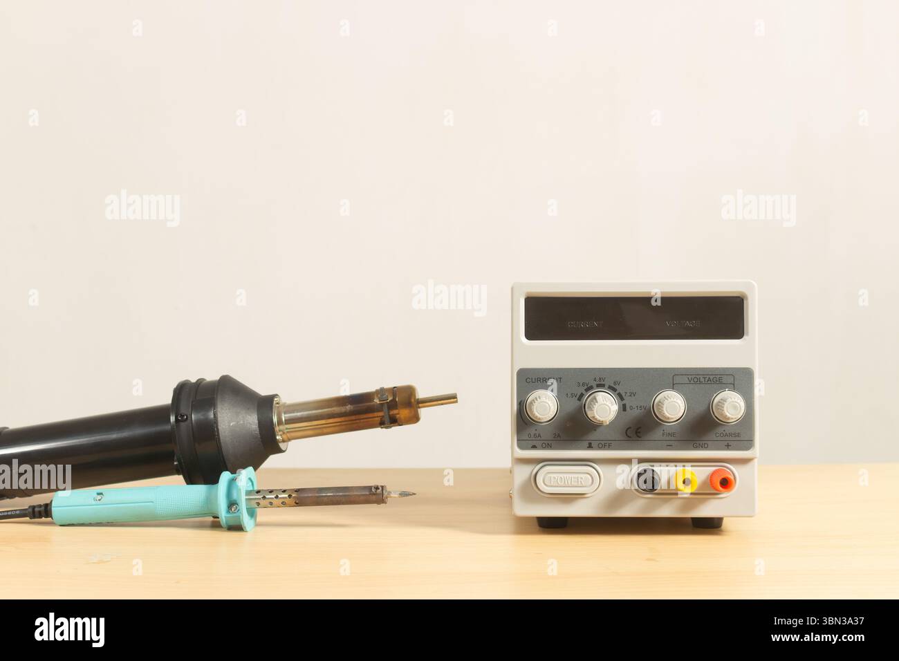 unità di alimentazione c.c. utensili di riparazione per piccole imprese, pistola termica, saldatore, piano da tavolo Foto Stock