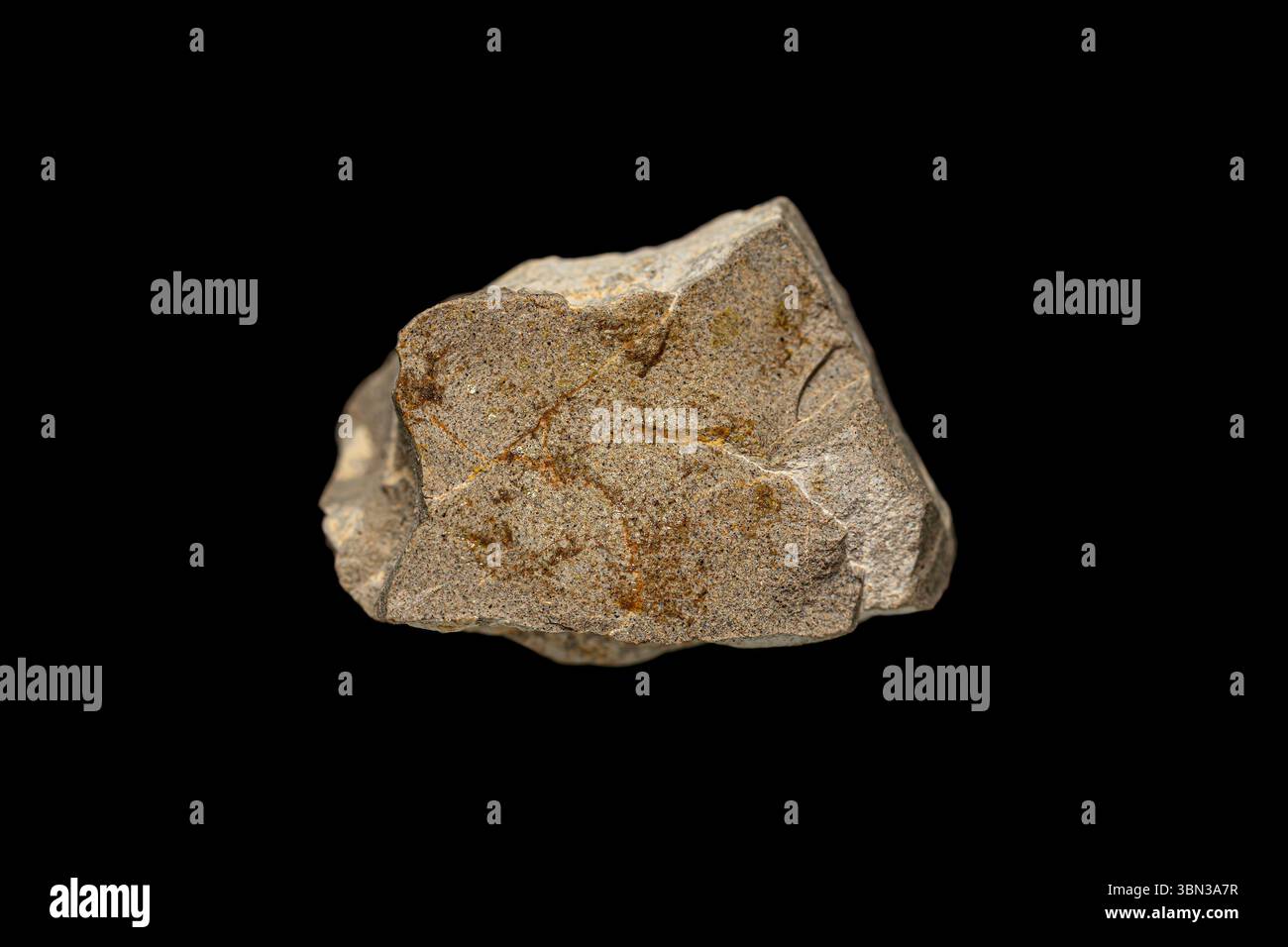 Primo piano minerale di alluminio (bauxite) su sfondo scuro (elemento chimico) Foto Stock