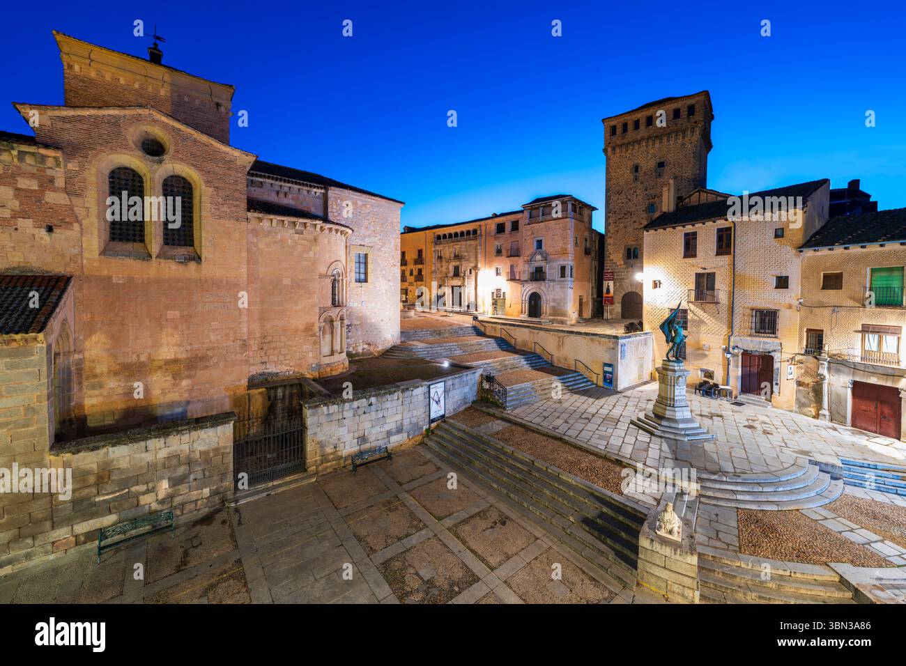 Segovia panorama urbano di Plaza de Medina del campo, una piazza storica della città vecchia con la chiesa di San Martino, in Spagna. Lo skyline di Segovia, niente gente. Foto Stock