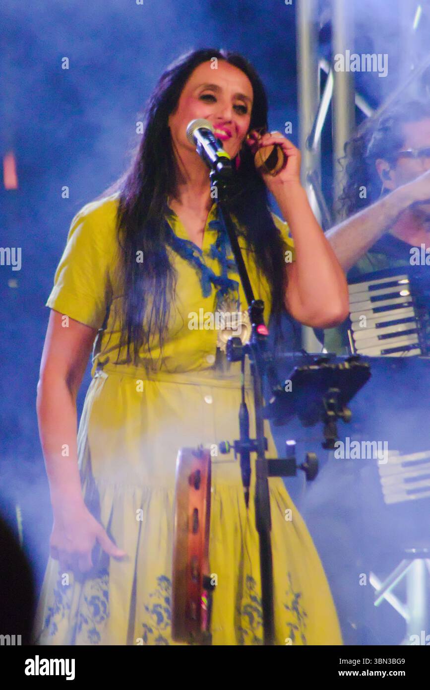 Calimera, Salento, Italia - 21 giugno 2025: Il festival musicale Super Taranta in Salento, Italia. Si concentra sulla pizzica, un genere popolare di musica folk Foto Stock