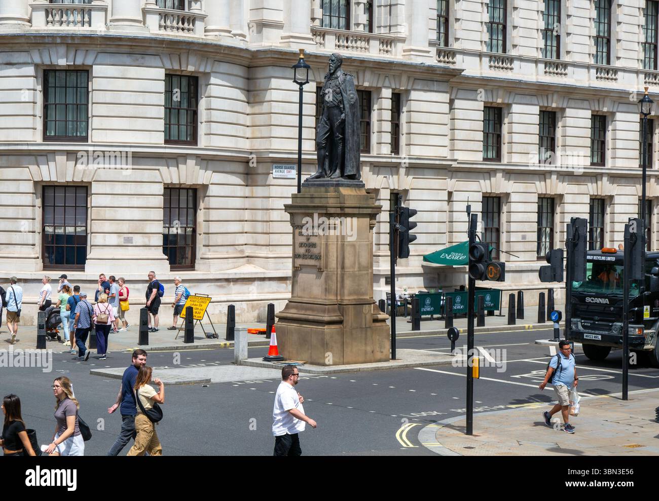 Statua di Spencer Compton 1833-1908, VIII duca di Devonshire, Horse Guards Avenue, Whitehall, centro di Londra, Inghilterra, Regno Unito di Herbert Hampton 1911 Foto Stock