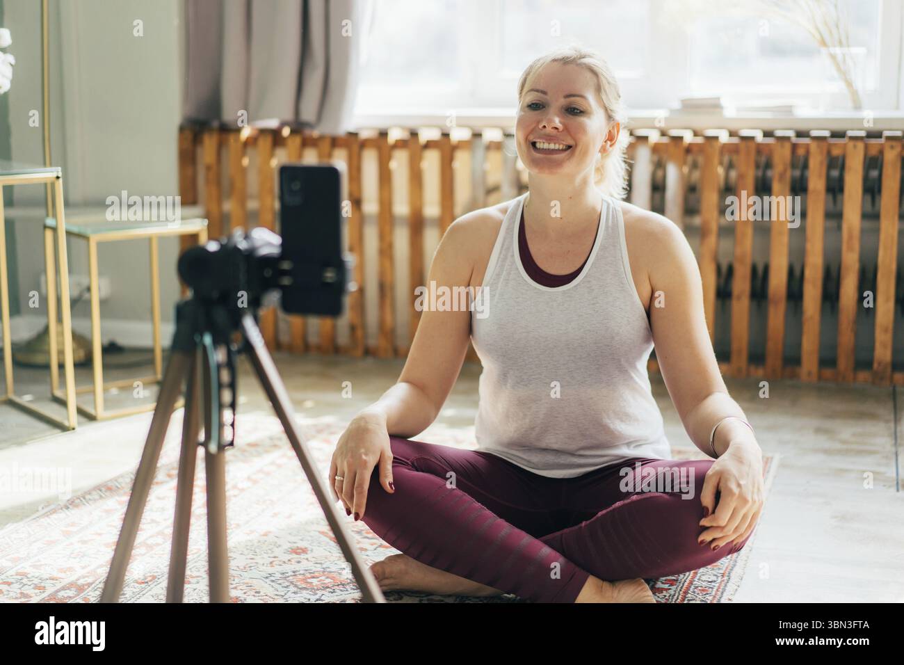 Yogi Frau kommuniziert in einem Videoanruf. DAS Konzept der Fernkommunikation in sozialen Medien und freundlichen Gemeinschaften im Video-Chat. Streaming Foto Stock