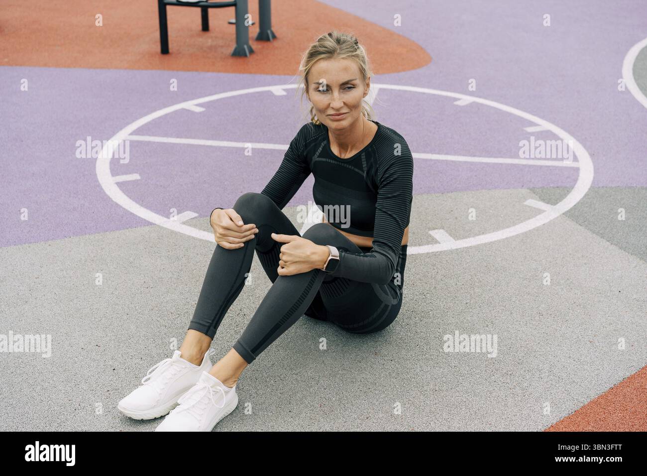 Una giovane atletica si allena sul campo sportivo Foto Stock