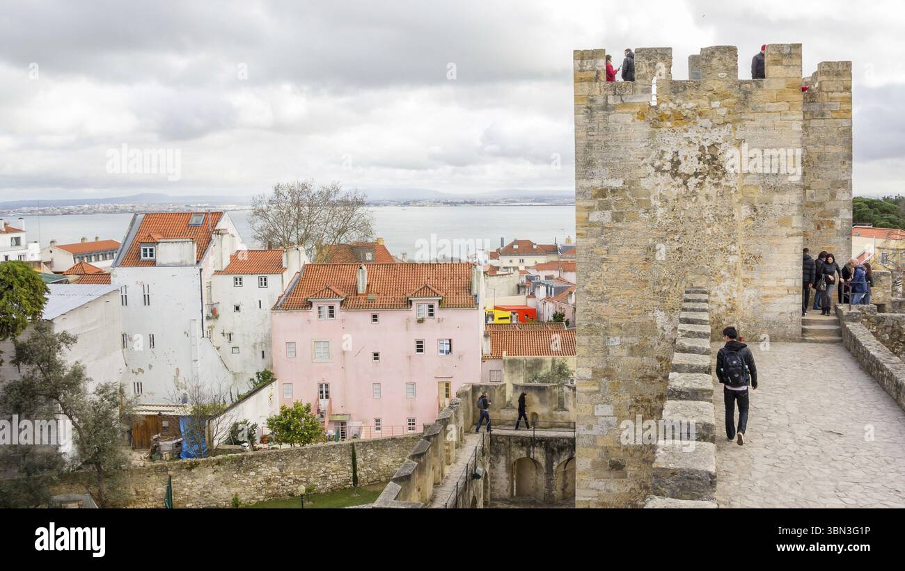 Lisbona, Portogallo - 4 marzo 2016: Turisti che camminano sul Castelo de San Jorge o San Giorgio a Lisbona, Portogallo, Europa Foto Stock