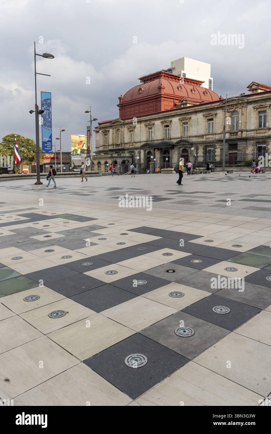 San Jose, Costa Rica - 26 marzo 2024: Piazza De la Cultura nel centro di San Jose, capitale della Costa Rica, con il famoso teatro nazionale Foto Stock