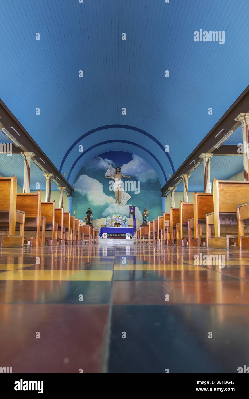 Interno multicolore della chiesa principale di la fortuna de San Carlos, porta d'ingresso al Parco Nazionale del Vulcano Arenal in Costa Rica America centrale Foto Stock