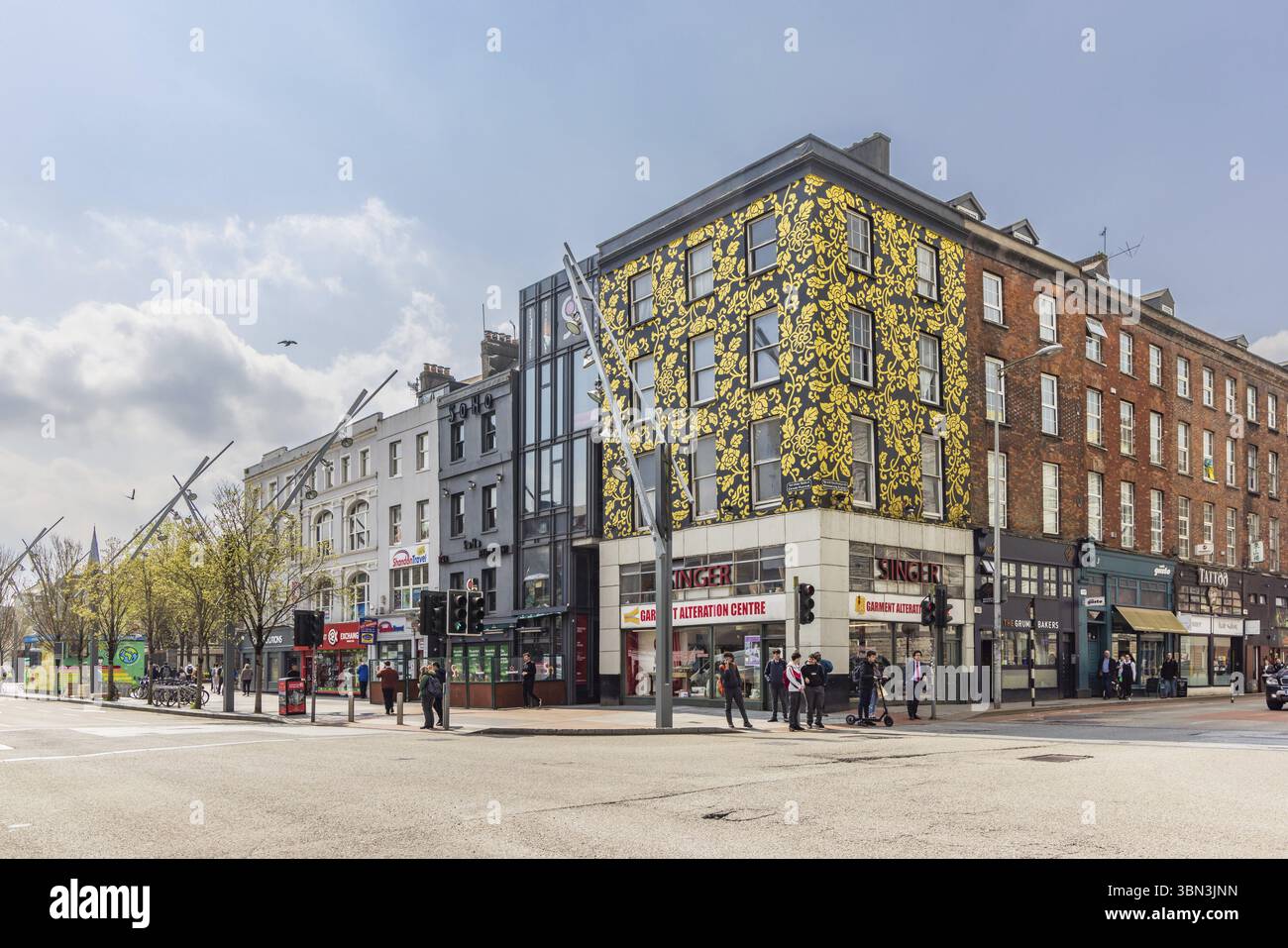Cork, Irlanda - 19 aprile 2023: Via dello shopping Grand Parade nella provincia di Cork Munster in Irlanda Europa Foto Stock