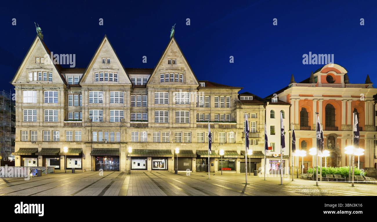 Oberpollinger in via Neuhauser a Monaco, Baviera, Germania di notte Foto Stock