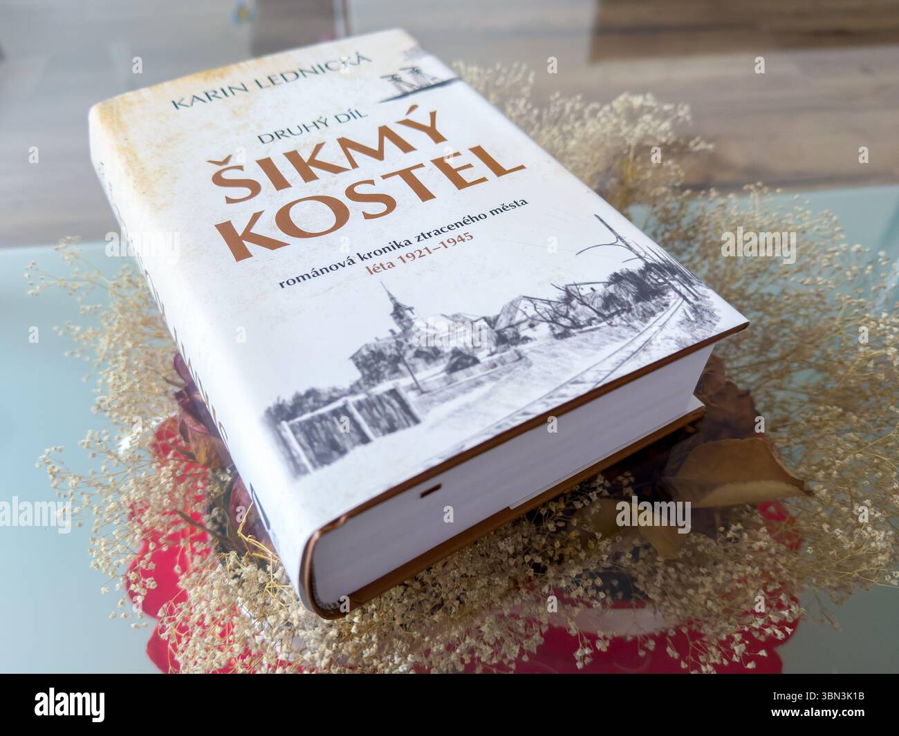 Ostrava, Cechia - 23 dicembre 2024: Sikmy Kostel (chiesa di taglio in ceco) libro, estremamente famoso lavoro sulla storia delle miniere di carbone ceche Foto Stock
