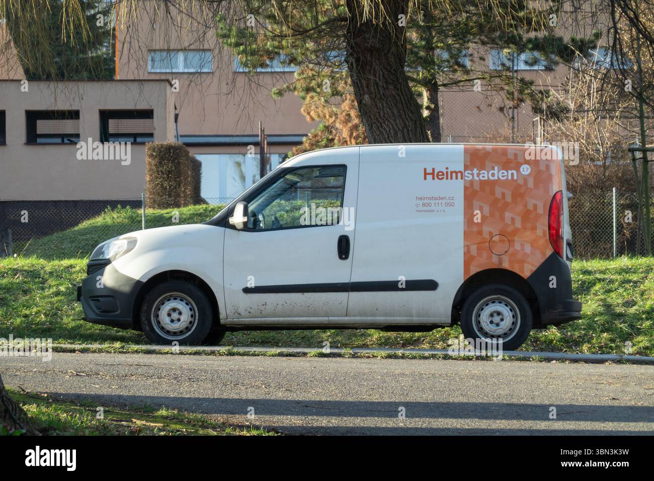 Ostrava, Czechia - 28 dicembre 2023: Furgone Fiat Doblo della società Heimstaden che offre servizi di noleggio e immobiliari in Repubblica Ceca Foto Stock