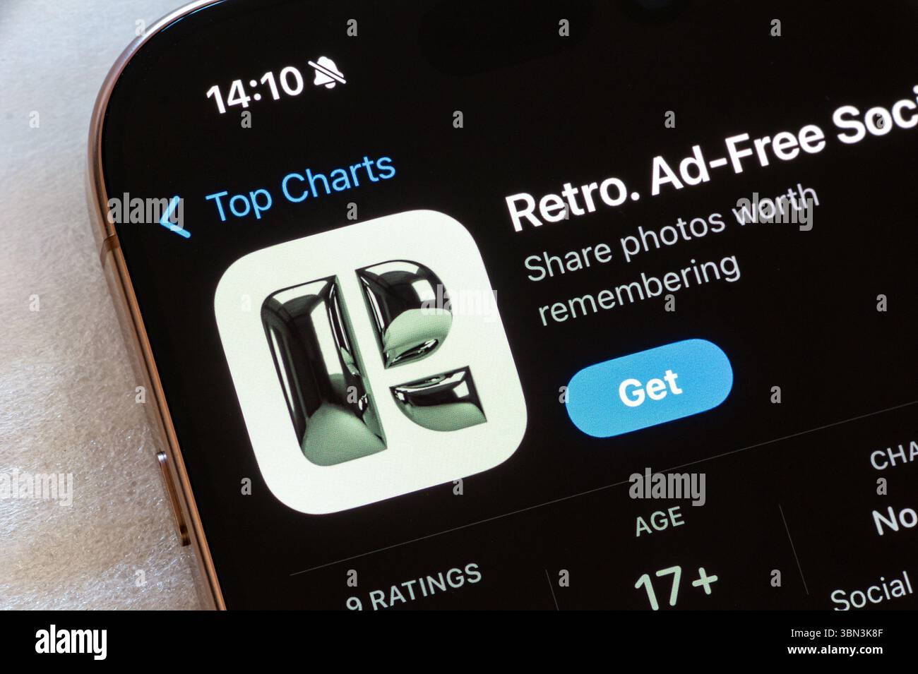 Ostrava, Cechia - 23 novembre 2024: App store Apple con applicazione retro ad-Free per la condivisione di foto sui social media Foto Stock