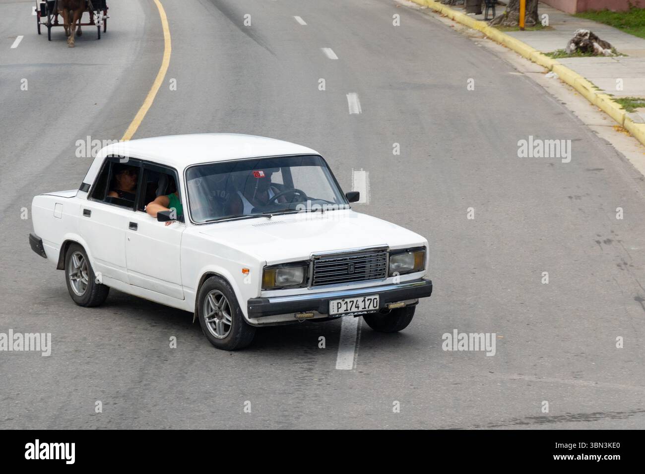 Varadero, Cuba - 2 settembre 2023: Vecchia VAZ 2107 (Lada 1500, 1600) auto russa nelle strade di Varadero, Cuba Foto Stock