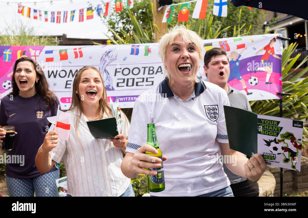 SOLO la comica Maisie Adam al pub Station di Epsom registra nuovi inni per i fan per le Lionesses in vista dei Women's Euros, come parte di una nuova campagna con Greene King per migliorare l'esperienza di visione dei pub per gli appassionati di sport femminile. Data di pubblicazione: Lunedì 30 giugno 2025. Foto Stock
