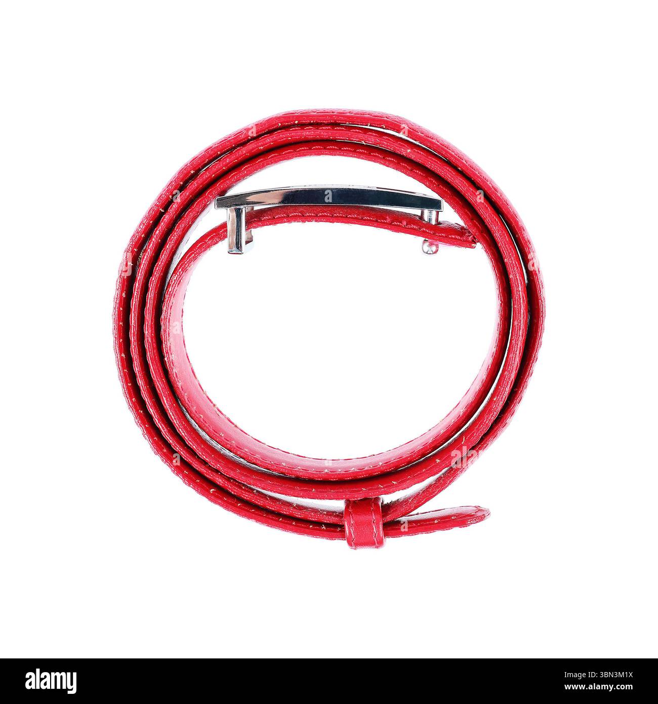 si tratta di una cintura rossa in pelle arrotolata isolata sul bianco. Foto Stock