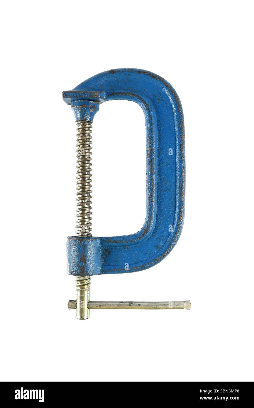 è un morsetto a c o un morsetto a g in acciaio blu per il fissaggio di legno o metallo isolato su bianco. Foto Stock