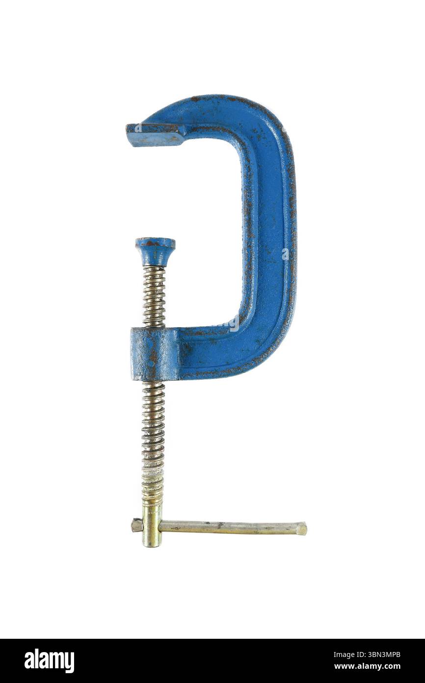 è un morsetto a c o un morsetto a g in acciaio blu per il fissaggio di legno o metallo isolato su bianco. Foto Stock