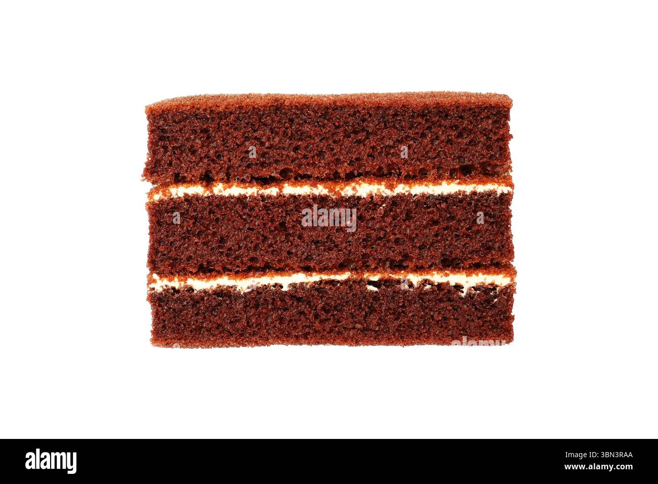 è una torta al cioccolato soffice con crema bianca isolata su bianco. Foto Stock