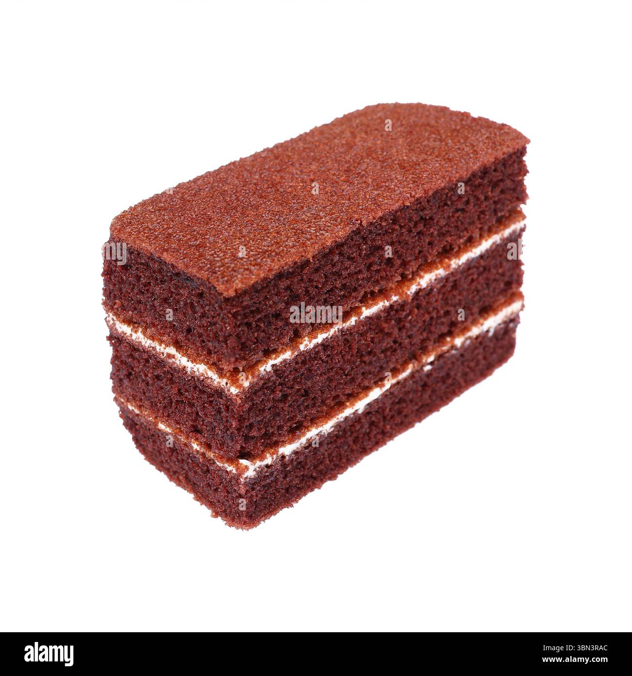 è una torta al cioccolato soffice con crema bianca isolata su bianco. Foto Stock