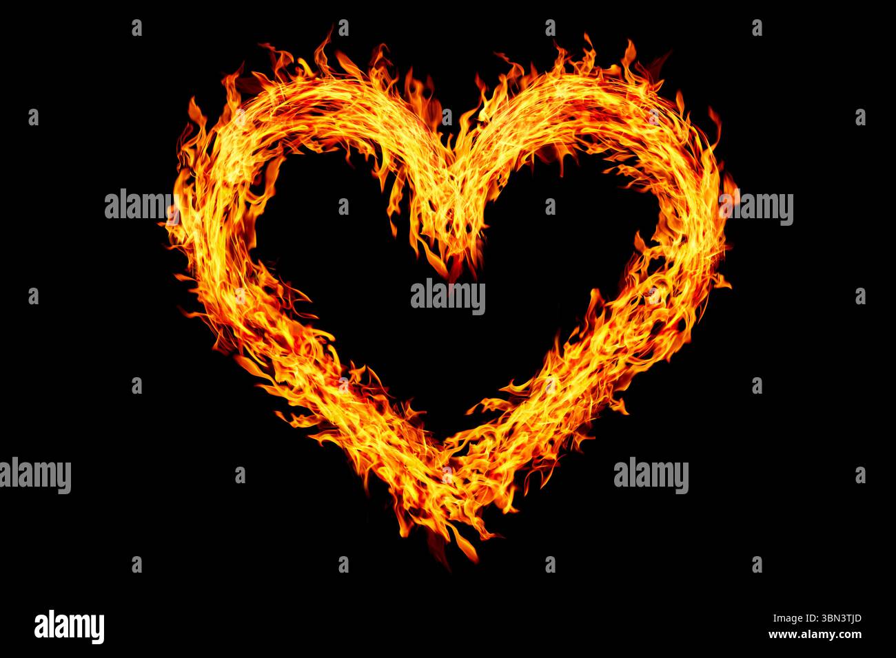 e' un fuoco a forma di cuore isolato sul nero. Foto Stock